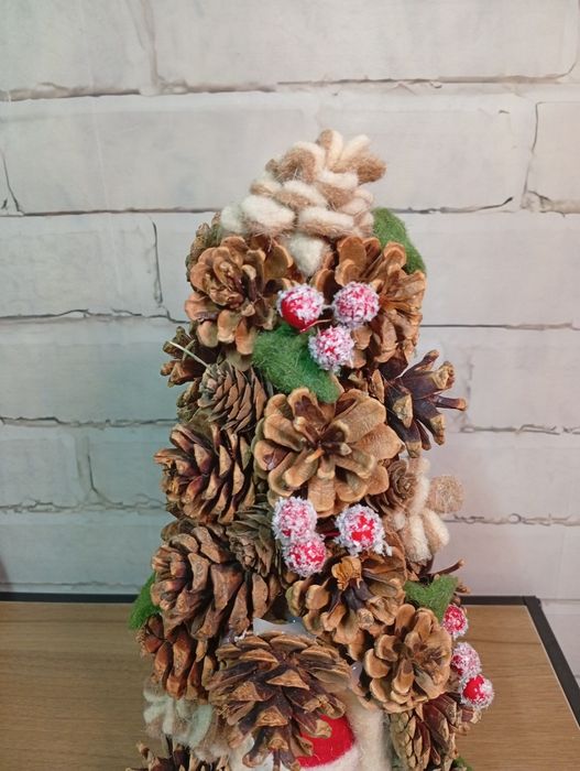 Choinka z szyszek z głową Mikołaja