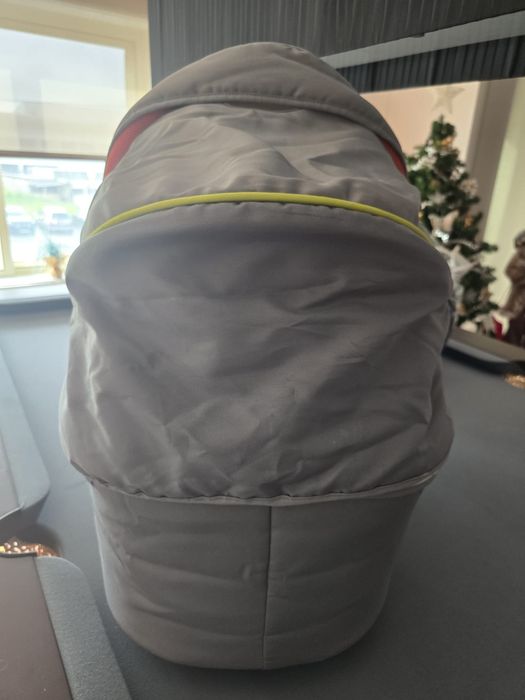 Alcofa Zippy cinzenta com detalhes laranja – excelente estado