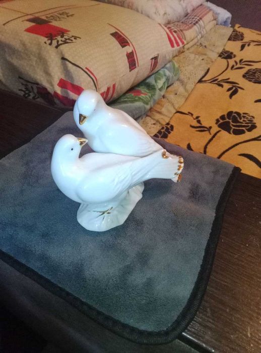 Фарфоровая фигурка   голуби