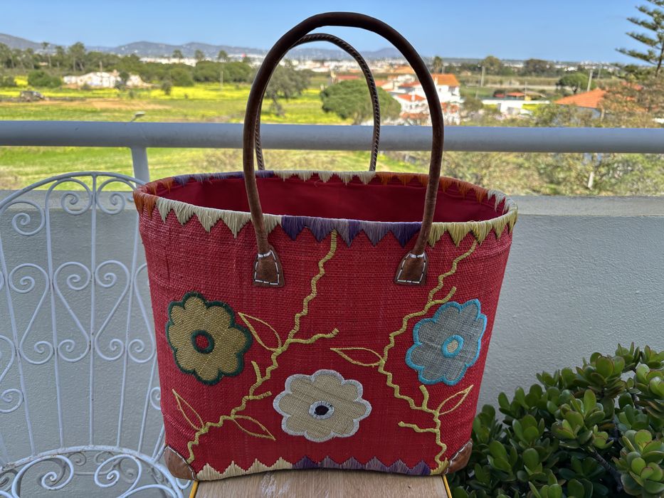 Cesta artesanal em palhinha bordada à mão