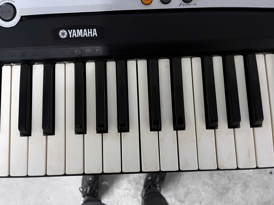 Vendo Órgão/ Teclado Yamaha YPT-200 com suporte incluído