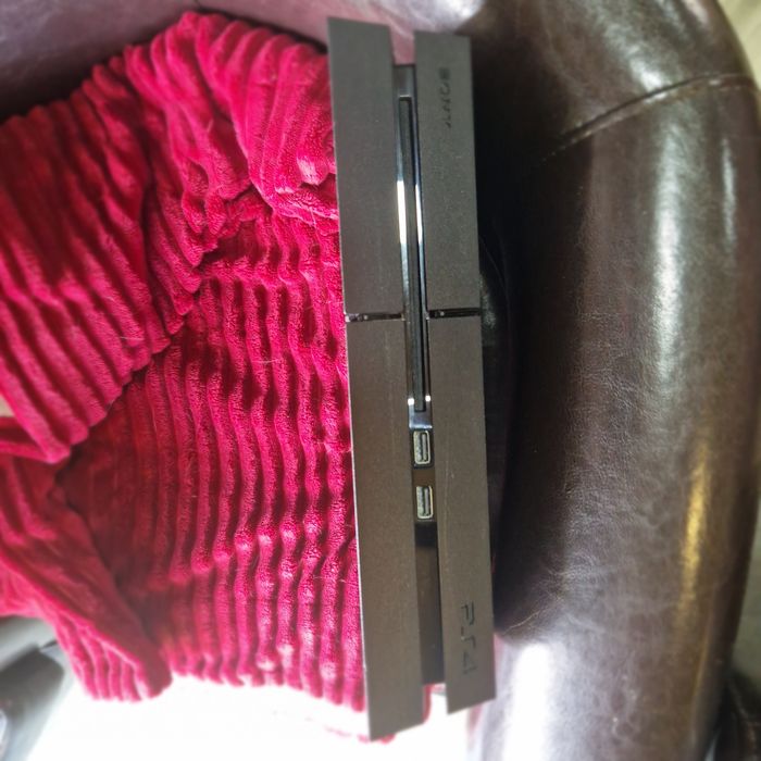Ps4 1T com dois comandos