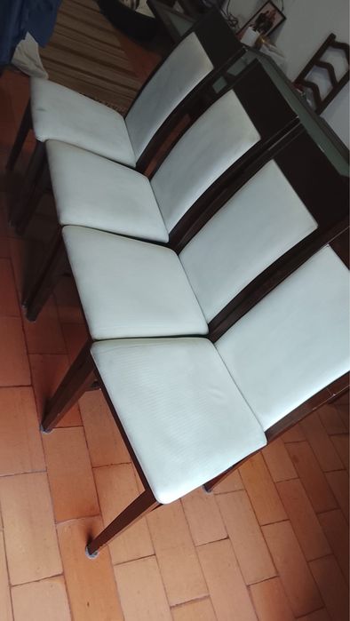 Vendo mesa com 4 cadeiras incluidas