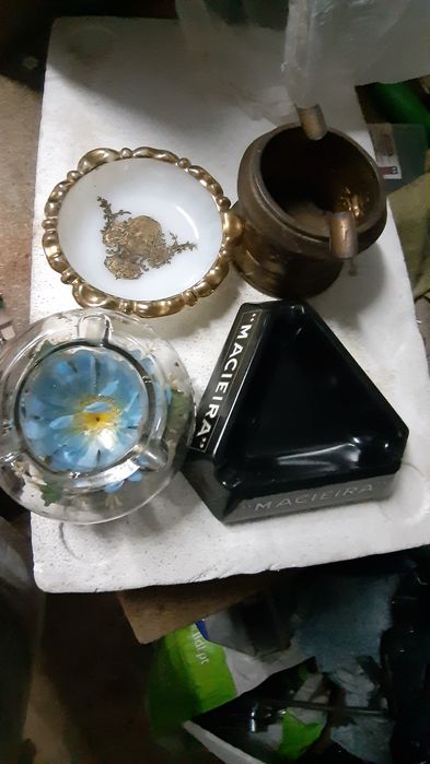 Cinco cinzeiros em bom estado