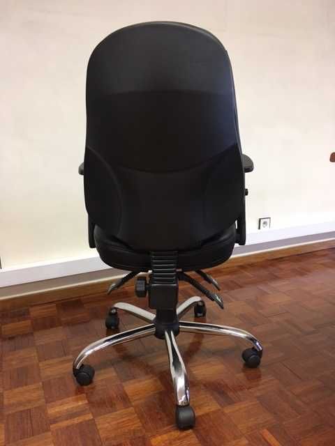 Cadeira de Escritório - ajustável com rodas