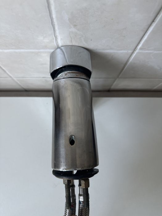 Змішувач для кухні та ванної кімнати з картриджем та шлангами.