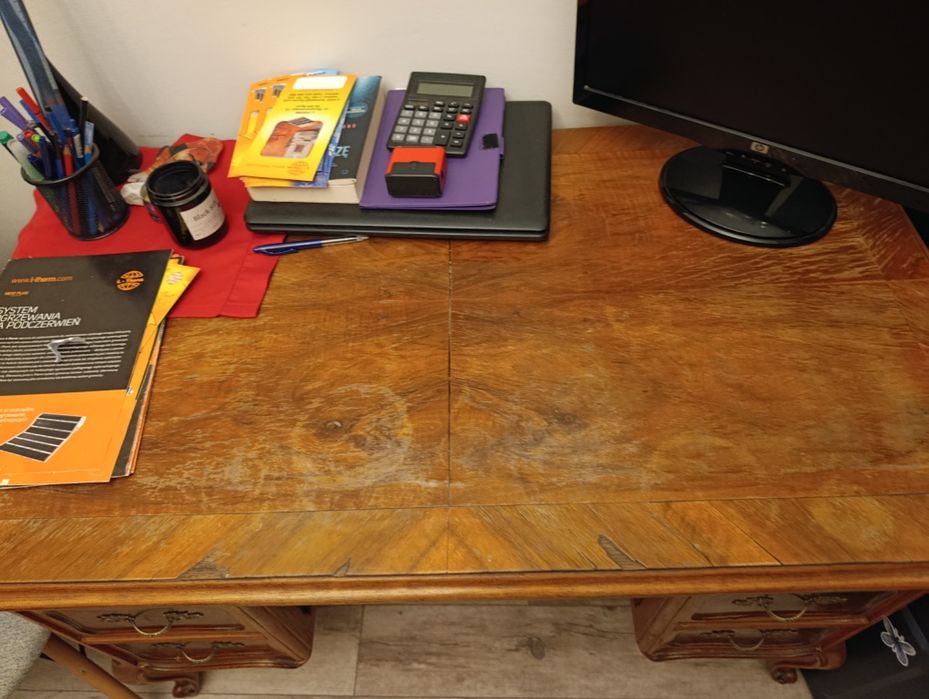 Biurko antyczne, zgrabne.