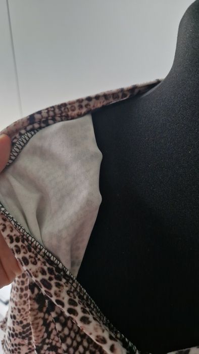Sukienka o oversaizowym kroju w wężowy wzór L/XL