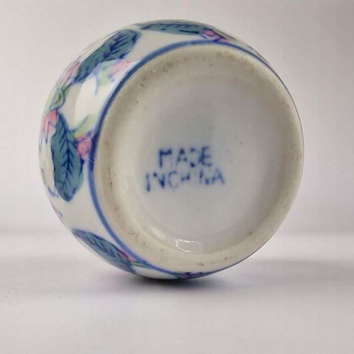 Chiński wazonik lub świecznik