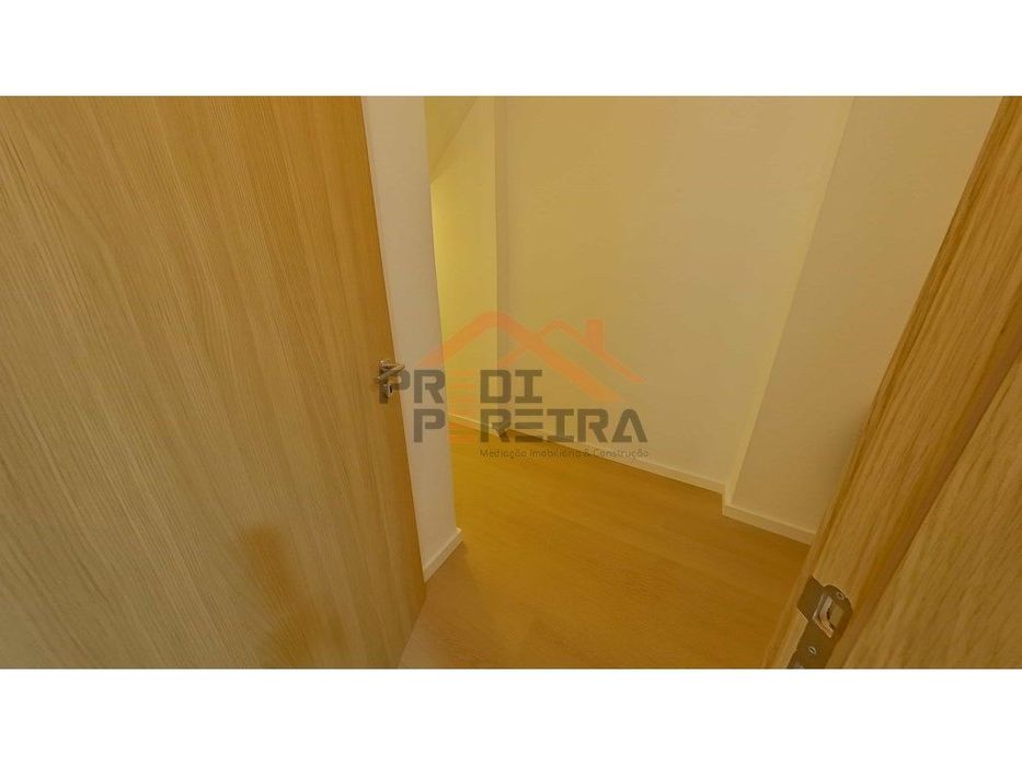Apartamento T3 duplex remodelado, com box, situado em Casal de Cambra.