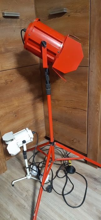 Dwie lampy a'la studyjne reflektory