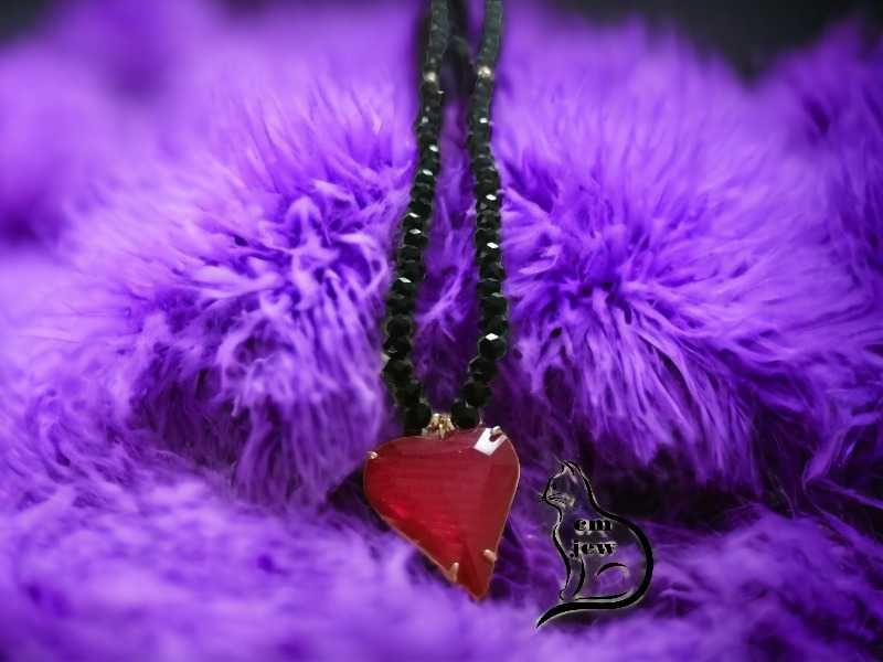 Colar com contas cristal vidro preto com coração vermelho - Novo