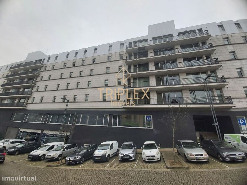 Escritorio no centro da Maia