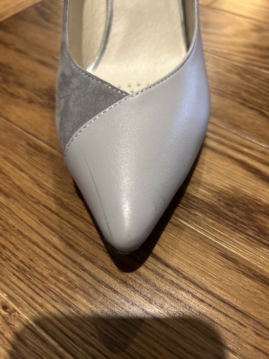 Carinii skórzane czółenka szare 39