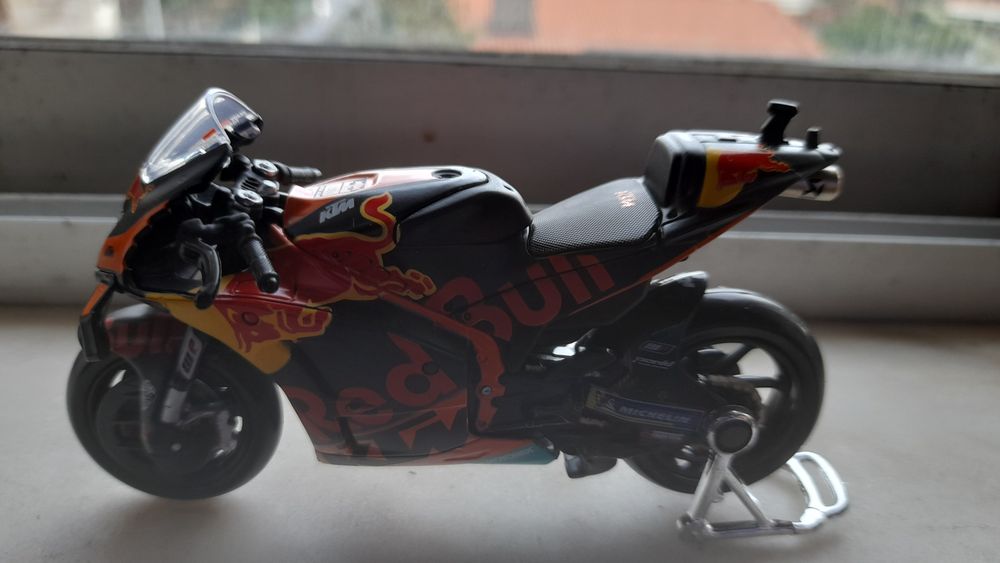 Moto gp 1/18  KTM RC16 Miguel Oliveira