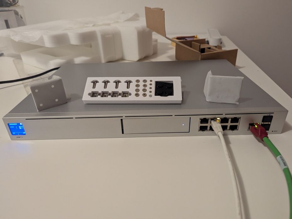 UDM-PRO ubiquiti udm pro + hdd 1TB używany