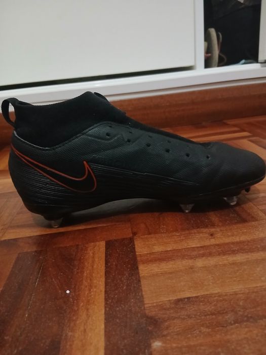 Esta é uma chuteira de futebol Nike Mercurial Superfly 7 SG preta