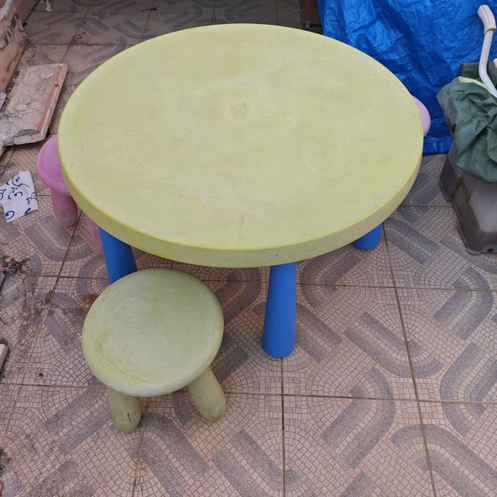 Mesa de criança com dois bancos