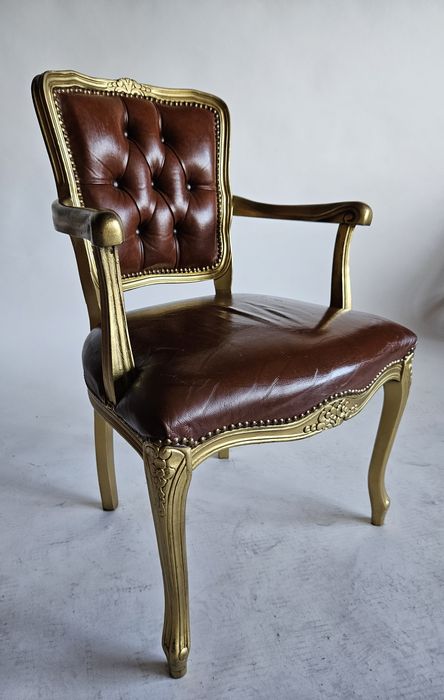 Fotel ze skórzanym obiciem