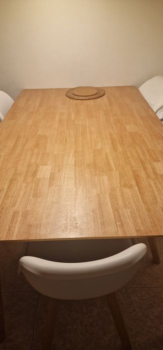 Vendo mesa de Jantar (só a mesa!) 150x90cm. Tem um pequeno defeito num dos cantos arredondado.