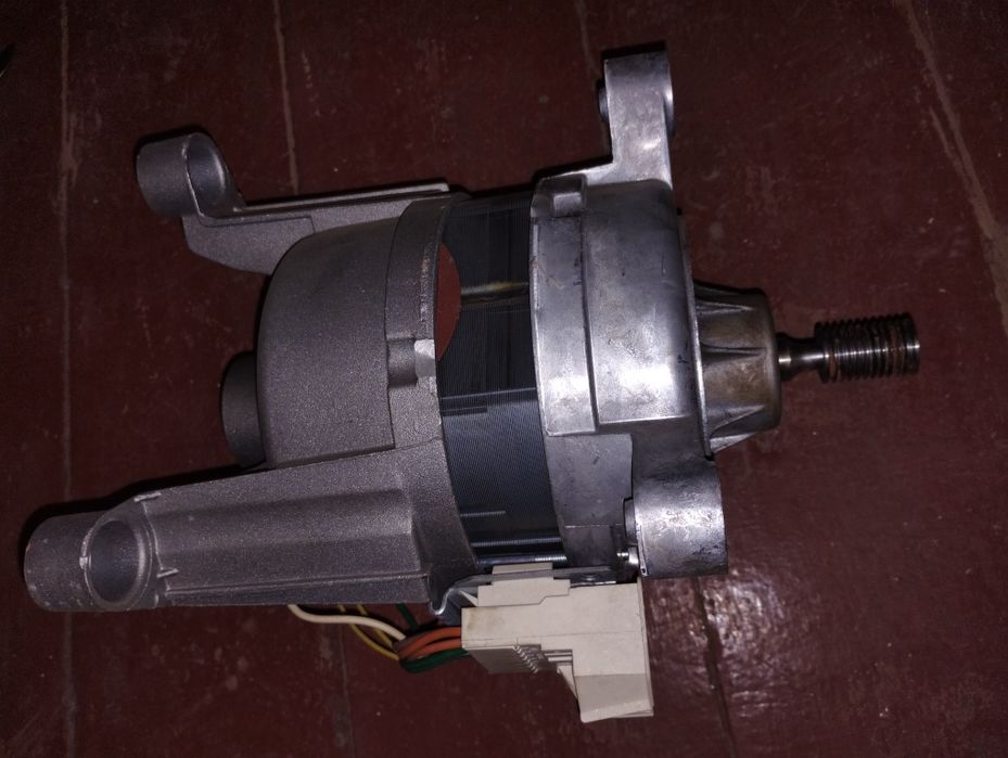 Двигатель от стиральной машины .