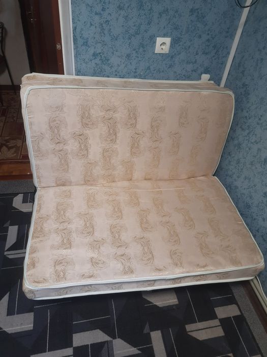 Продам дивани 2 штуки.