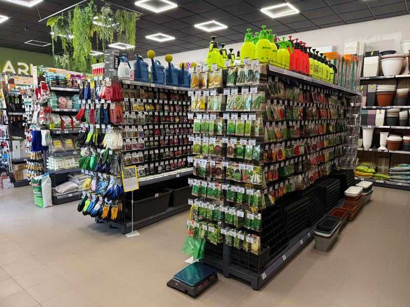 Стелажі металеві для маркетів. Стелажі для магазинів одягу.