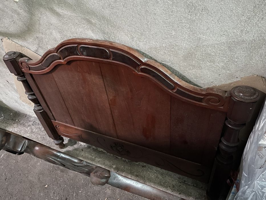 Cama de casal antiga