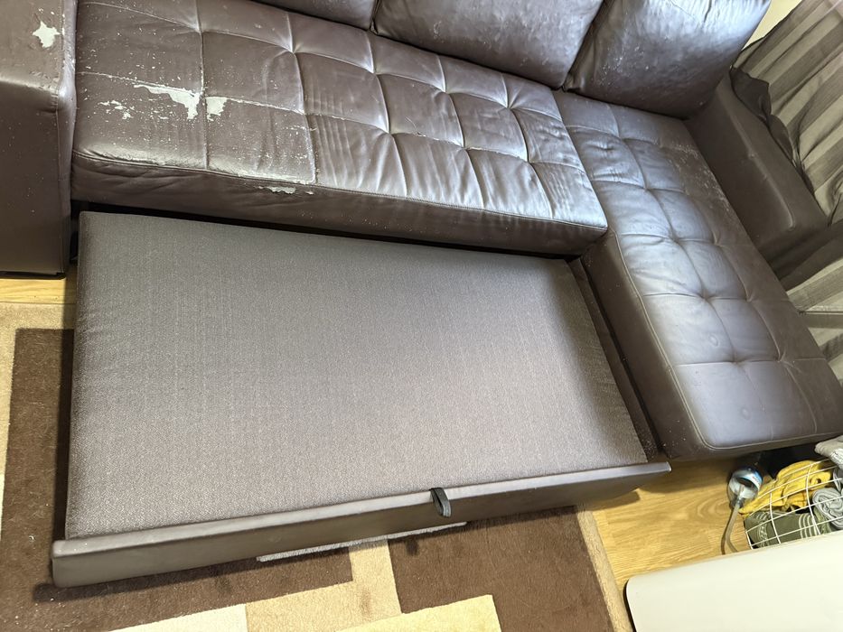 Sofá com chaise-longue e cama casal