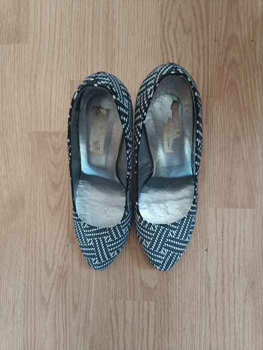 Sprzedam sukienki i buty garnitur