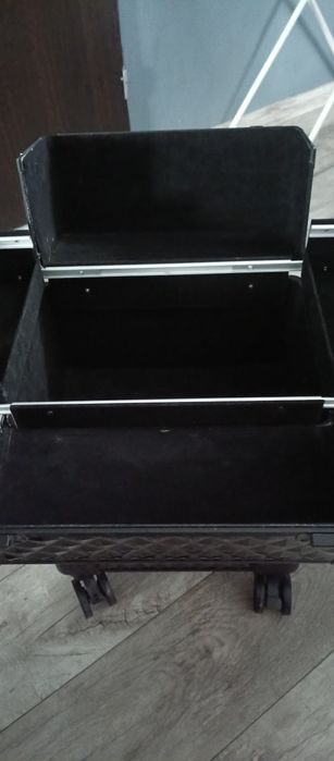 Walizka na kółkach na kosmetyki