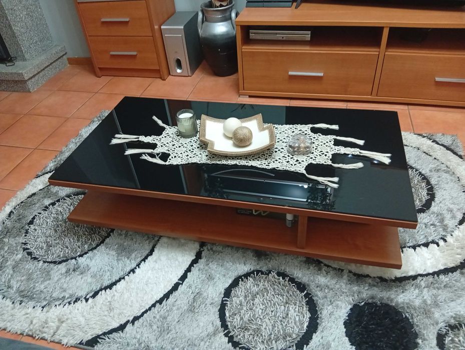 Estante de sala com mesa de centro