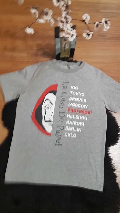 Nowość 2024:) t-shirt "DOM Z PAPIERU " roz 146