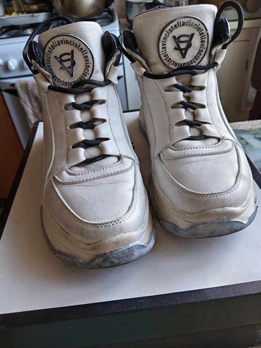 Продам фирменные утепленные кожаные кроссовки