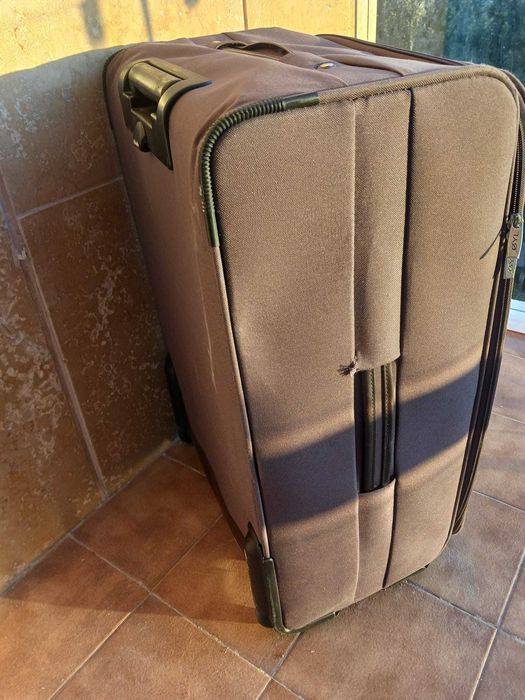 Mala de viagem castanha robusta e boa