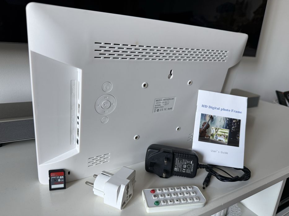 Moldura Digital 17” HD Sensor de movimento video MP3 8Gb SD card