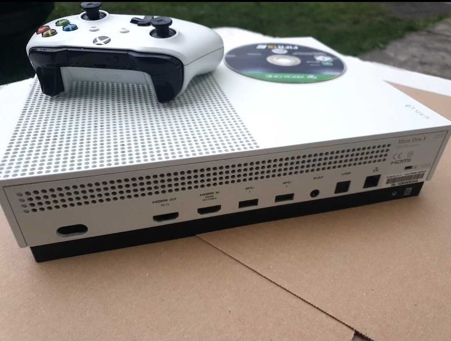 Xbox One S, 500 GB + pad
