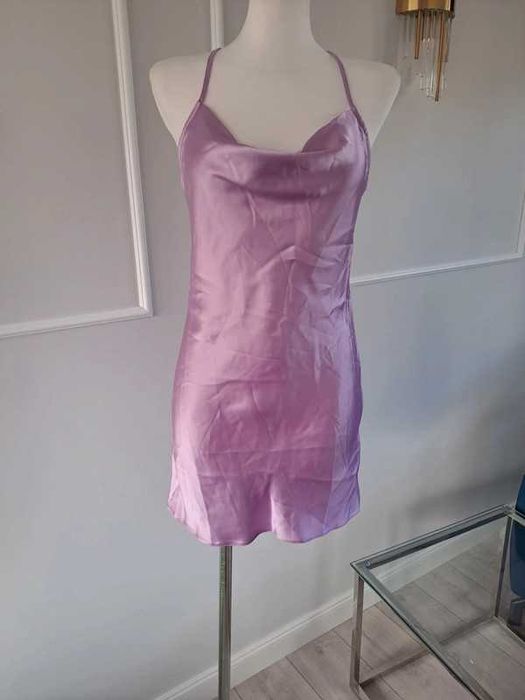 Liliowa satynowa sukienka na ramiączkach z drapowanym dekoltem 36