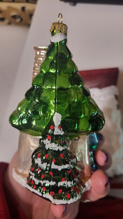 Скляна іграшка будинок