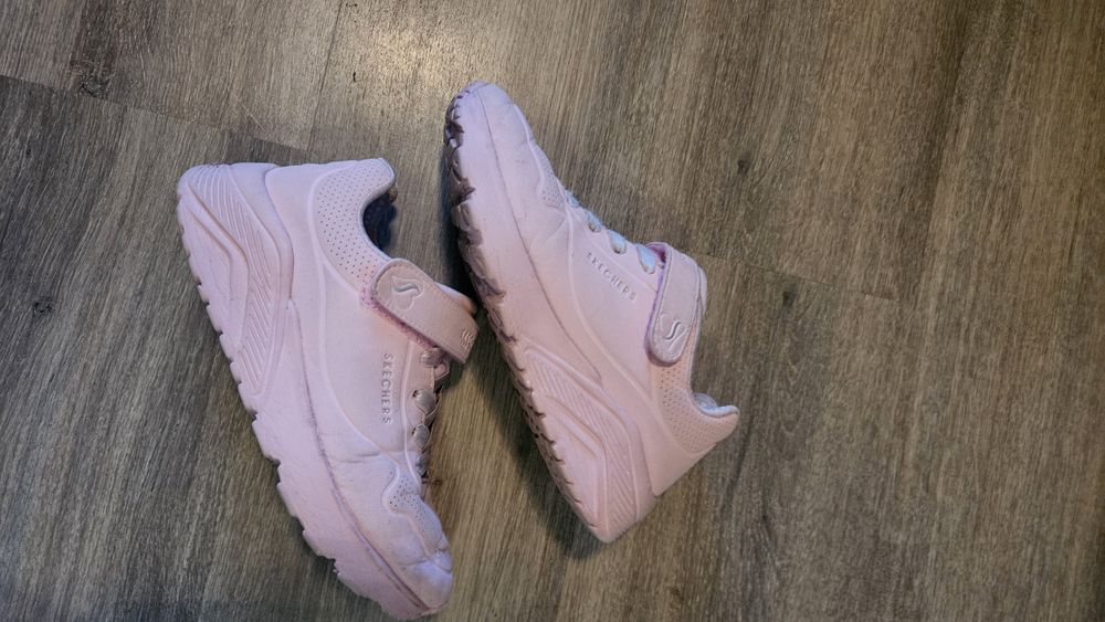 Różowe piękne damskie sketchers