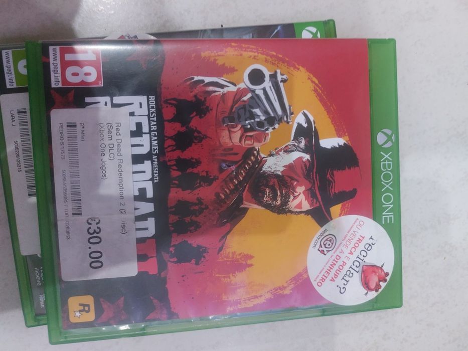 Xbox One com 2 comandos. Vermelho e branco e 6 jogos fifa 26