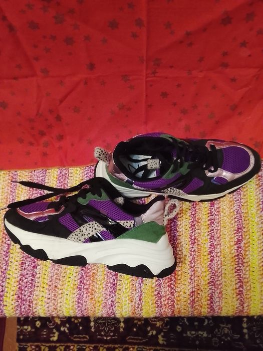 Продам жіночі кросівки в хорошому стані,на флісі