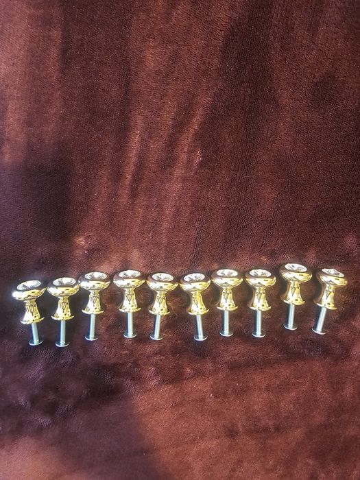 10 puxadores de móveis. Novos. Nunca foi usados. Cada um 3 euros.