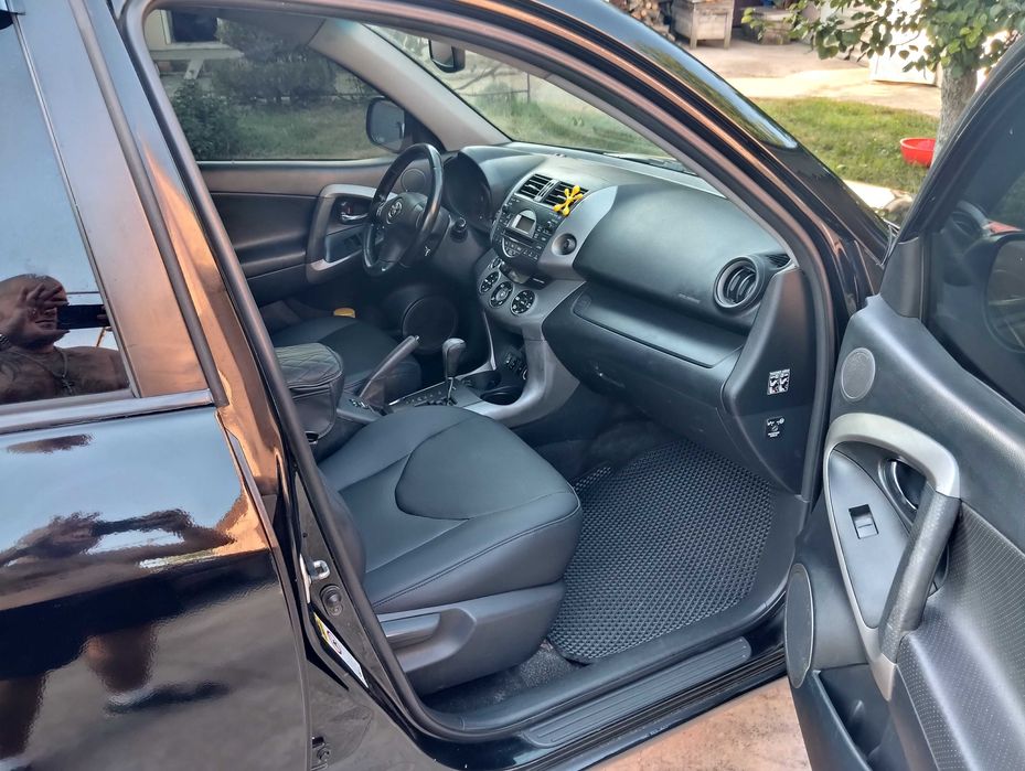Продам автомобіль Toyota RAV 4 2007 року