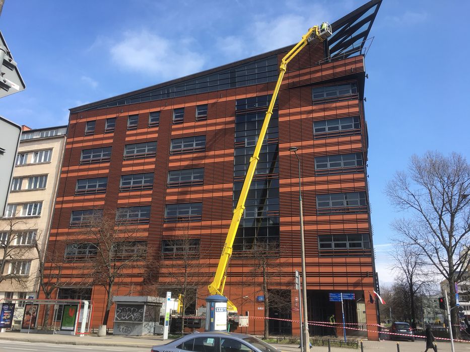 Wynajem podnosnika koszowego. Operator pomaga w koszu!