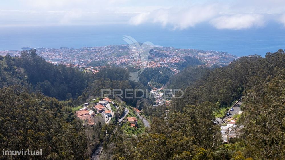 Terreno com frente estrada e vista mar.