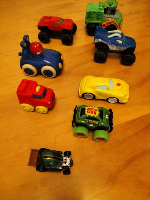 Conjunto de carrinhos para brincar.