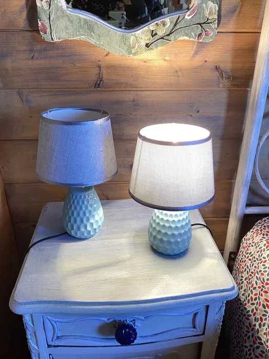 Dois candeeiros de mesa de cabeceira têm um design aconchegante