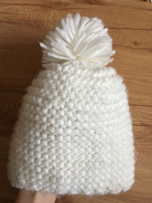 Czapka z pomponem firmy gina biala/ kremowa