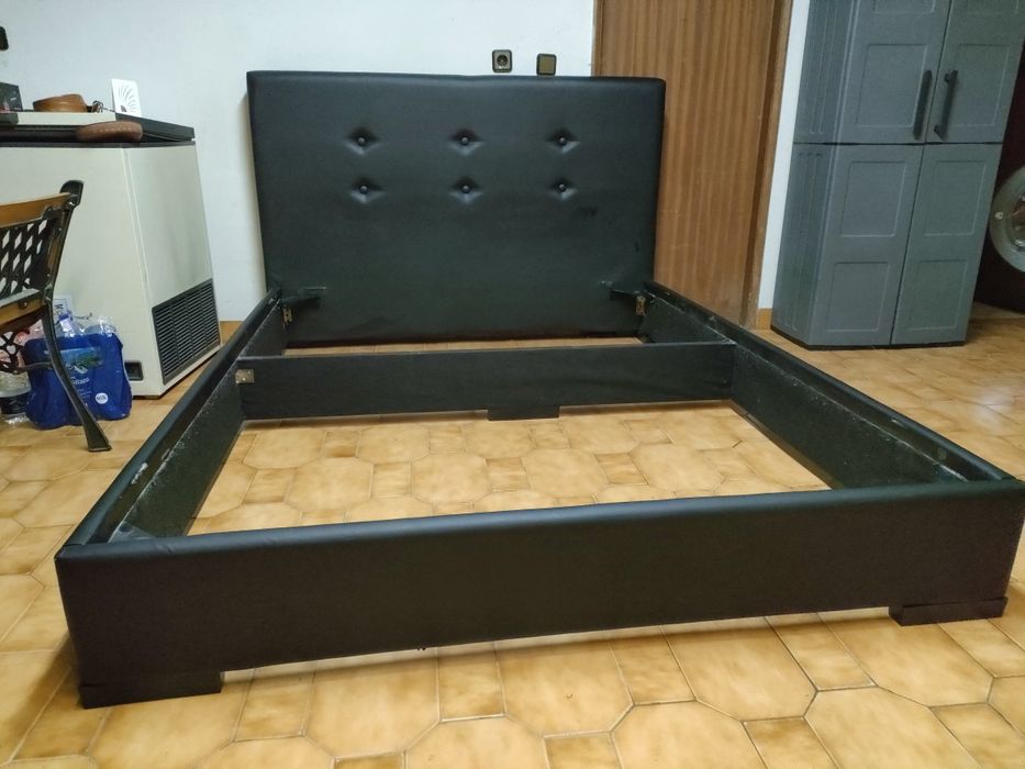 Cama de casal preta